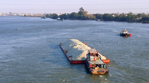 Sà lan di chuyển nhờ tàu đẩy